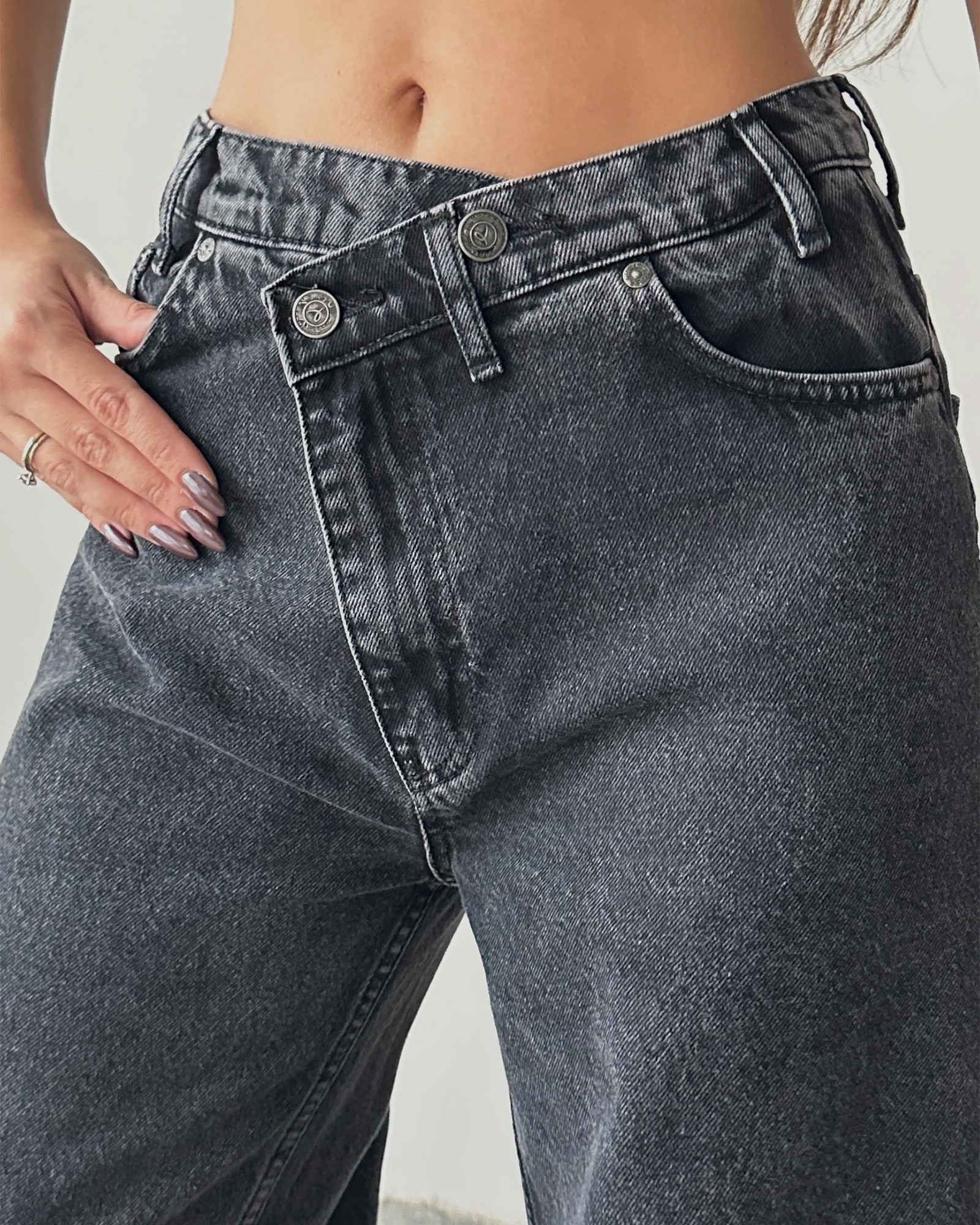 Farmerice na koso kopčanje Frankie - crne - Slika 5