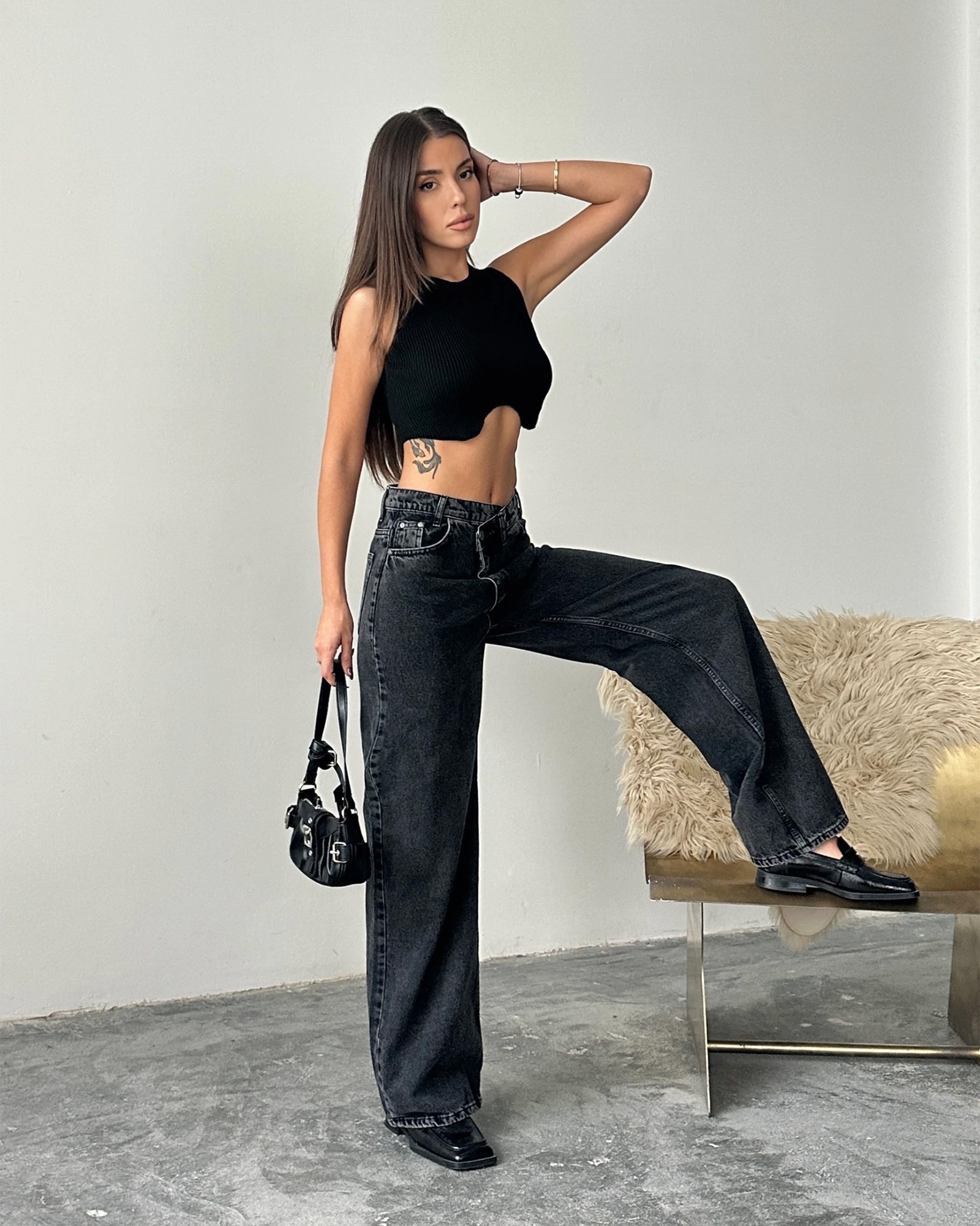 Farmerice na koso kopčanje Frankie - crne - Slika 4