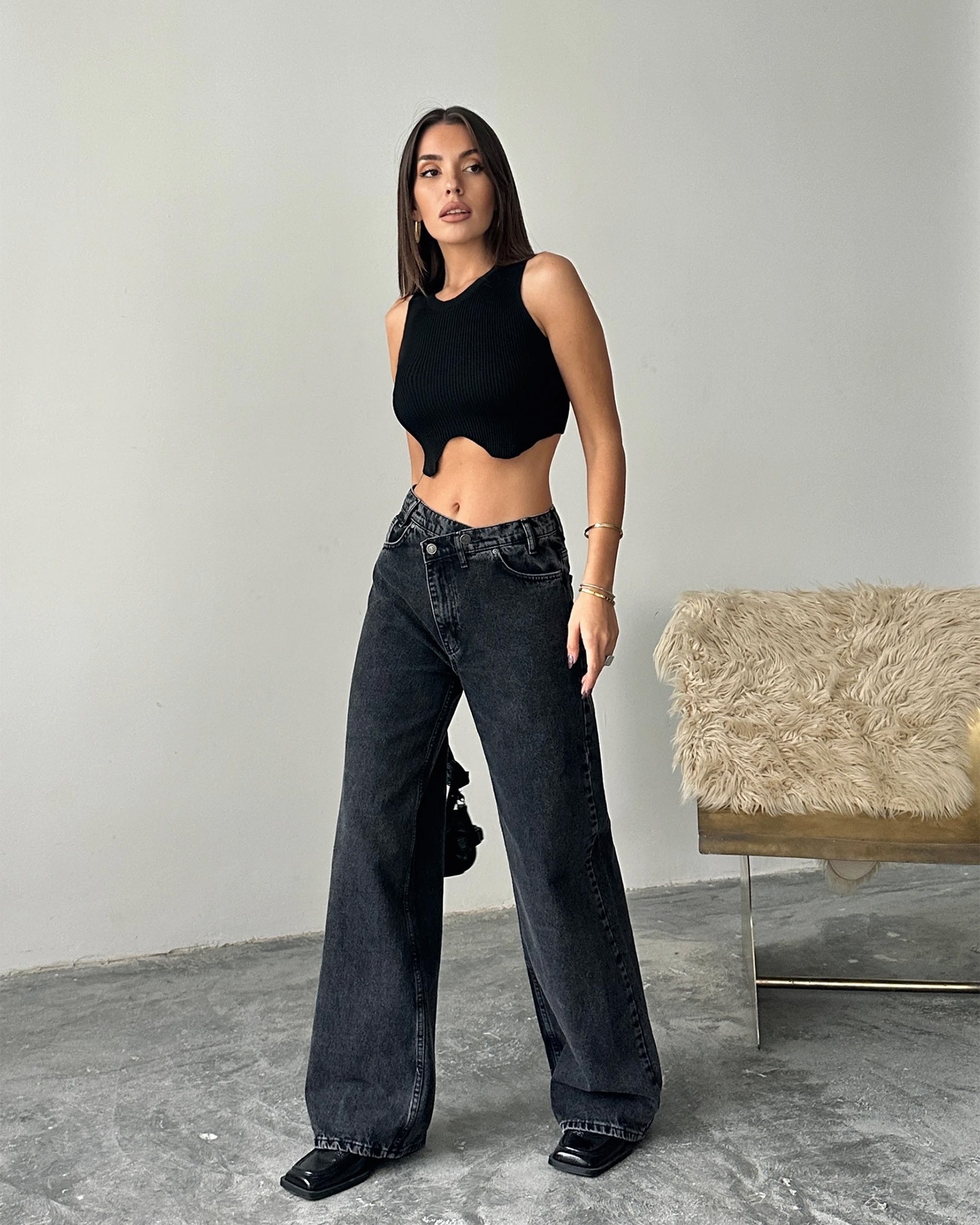 Farmerice na koso kopčanje Frankie - crne - Slika 3