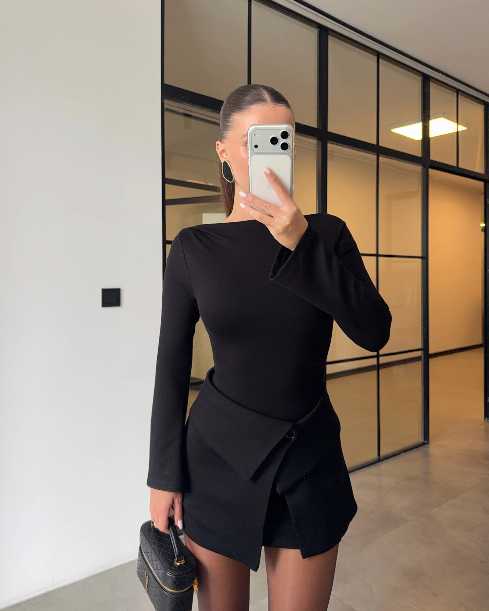 Mini haljina sa “overlay” suknjom - crna