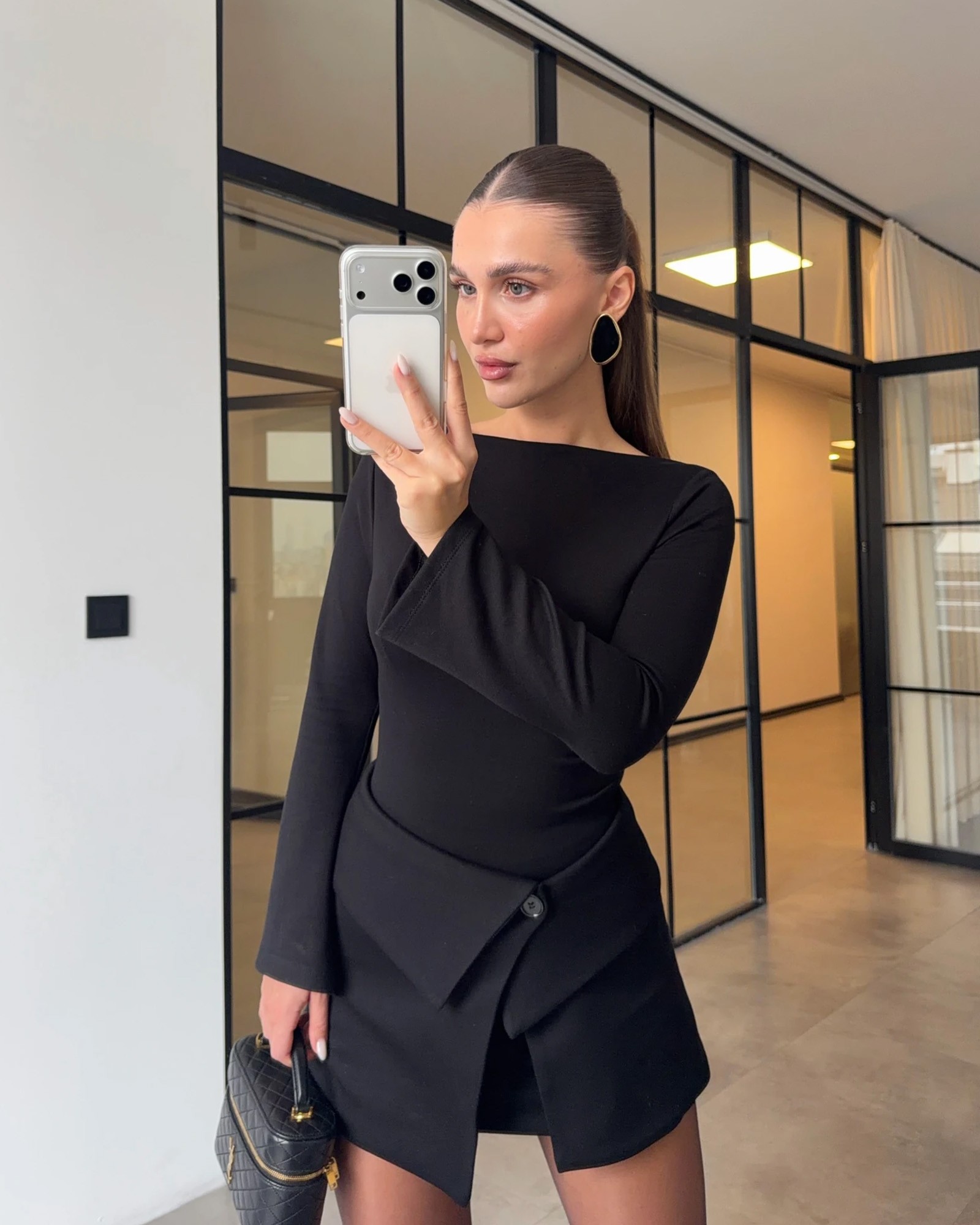 Mini haljina sa “overlay” suknjom - crna - Slika 3